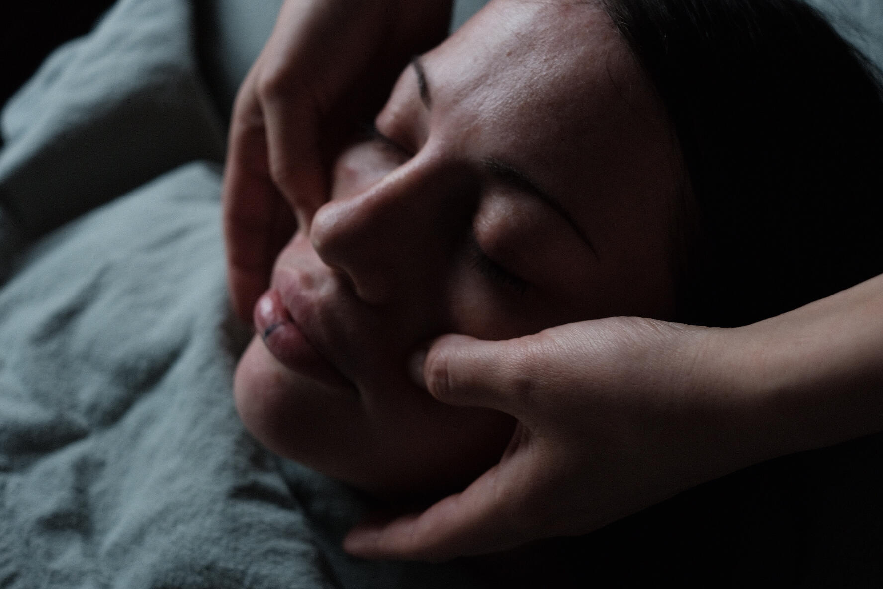 An anatomy portrait of the posterior trunk of the body from the neck to the hip. The poster shows the different muscle layers, superficial to deep.